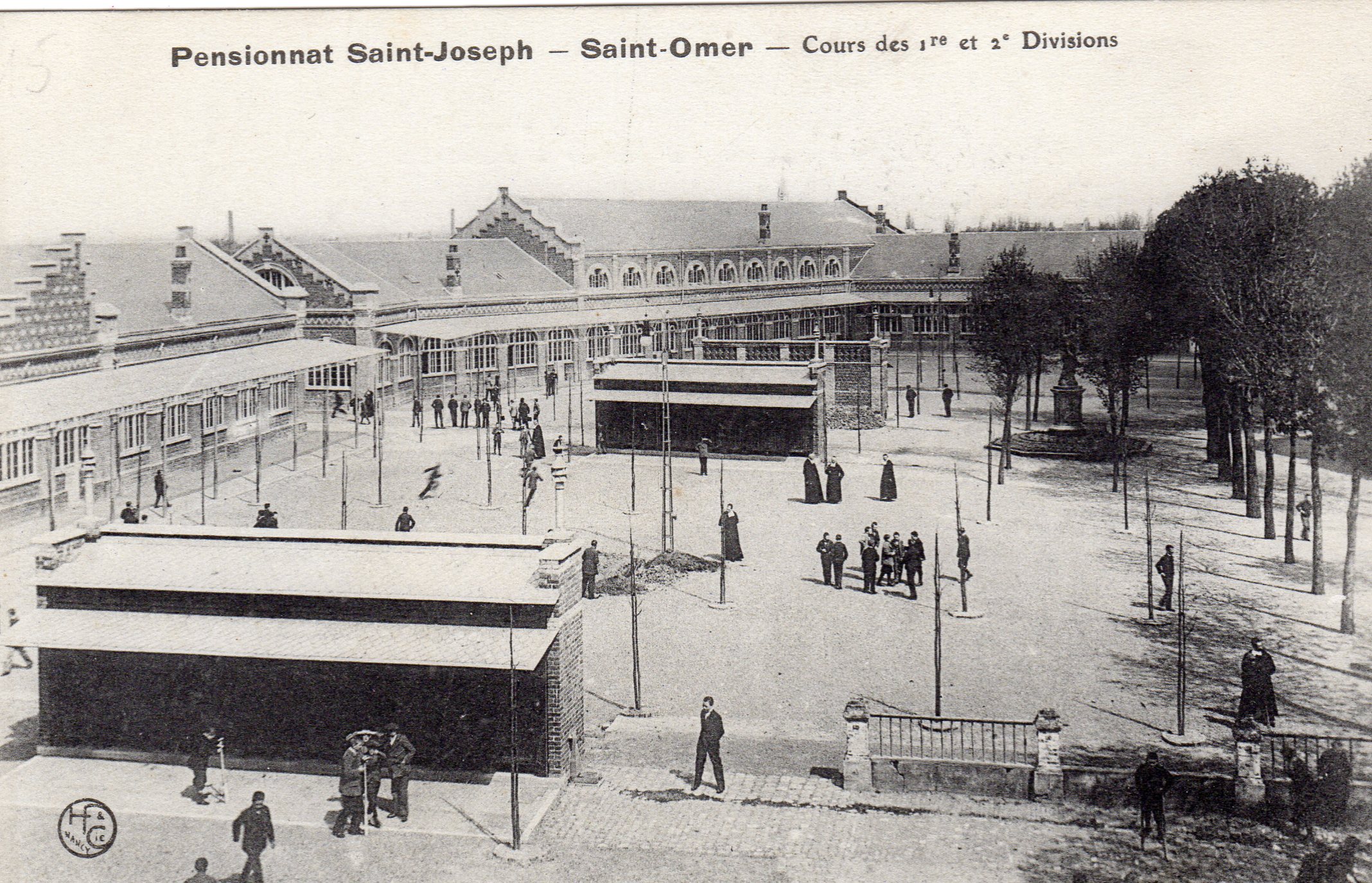 Sur cette carte on peut voir les deux cours de récréation des 1ére et 2iéme divisions, avec le petit muret qui servait de séparation, et où se trouvait un surveillant.On peut aussi aperçevoir de nombreux prêtres dans la cour du haut. 